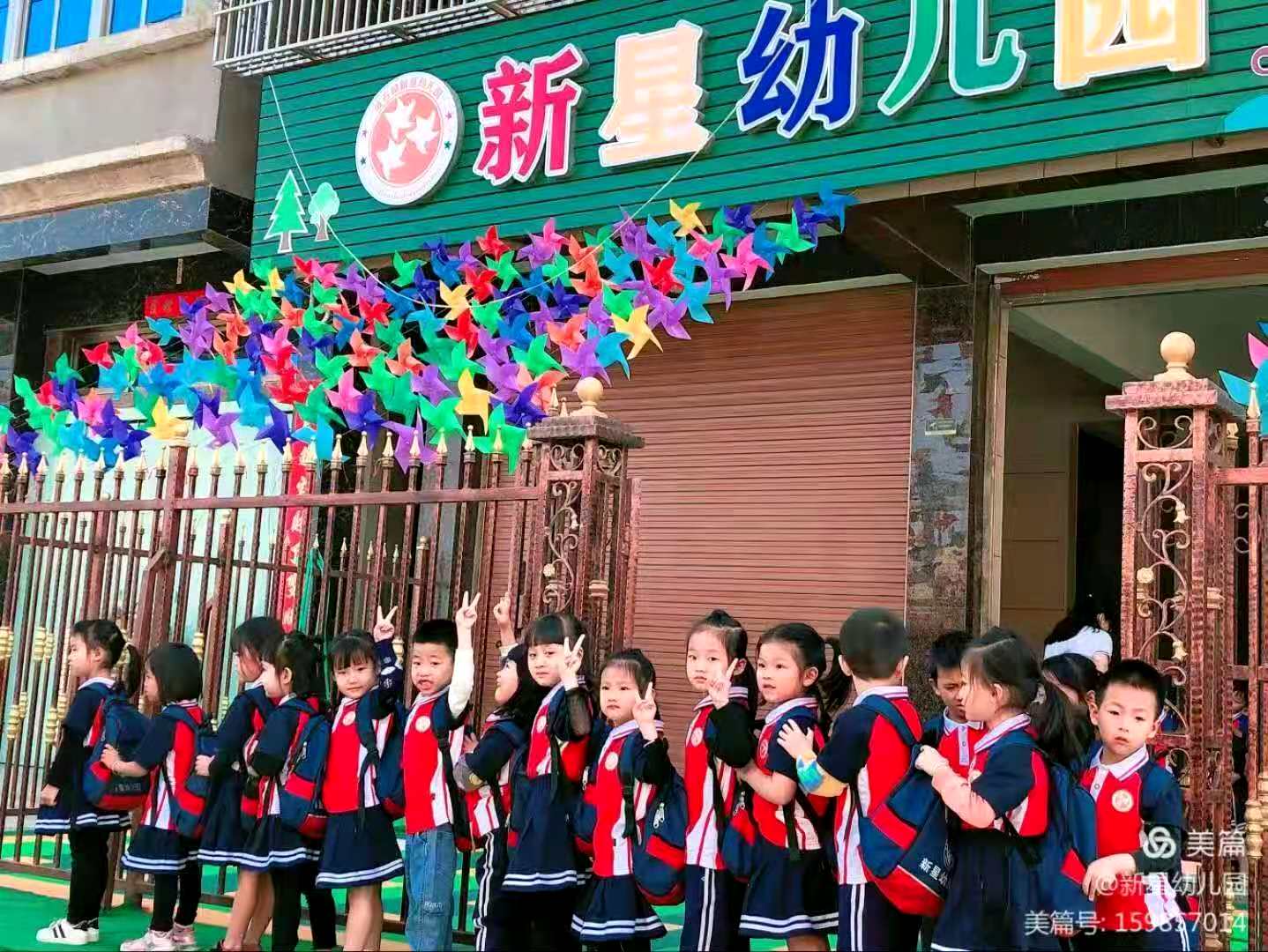 下課了，學(xué)生穿著校服出來(lái)了